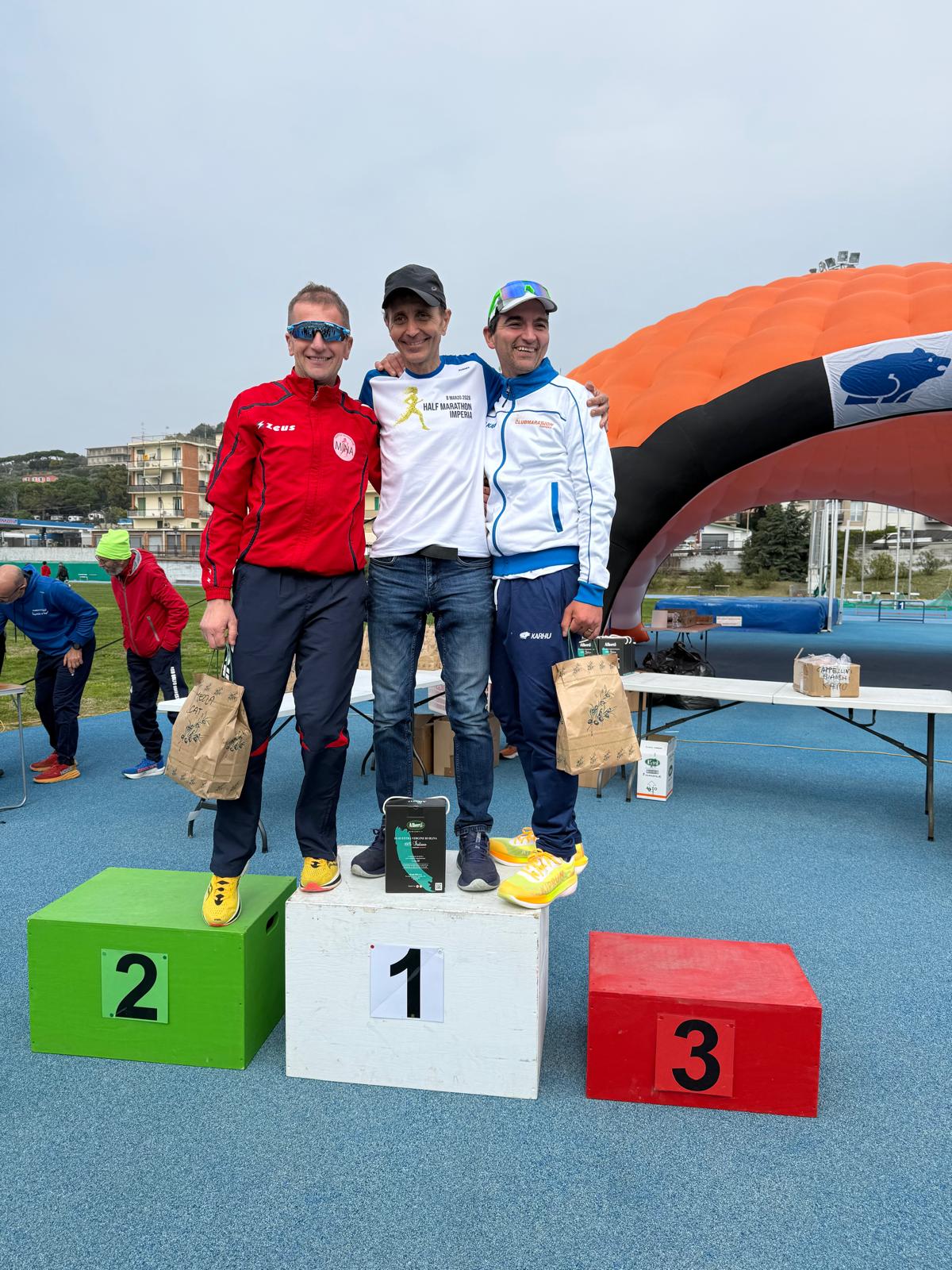 Giorgio Calcaterra al centro durante le premiazioni di Imperia Corre