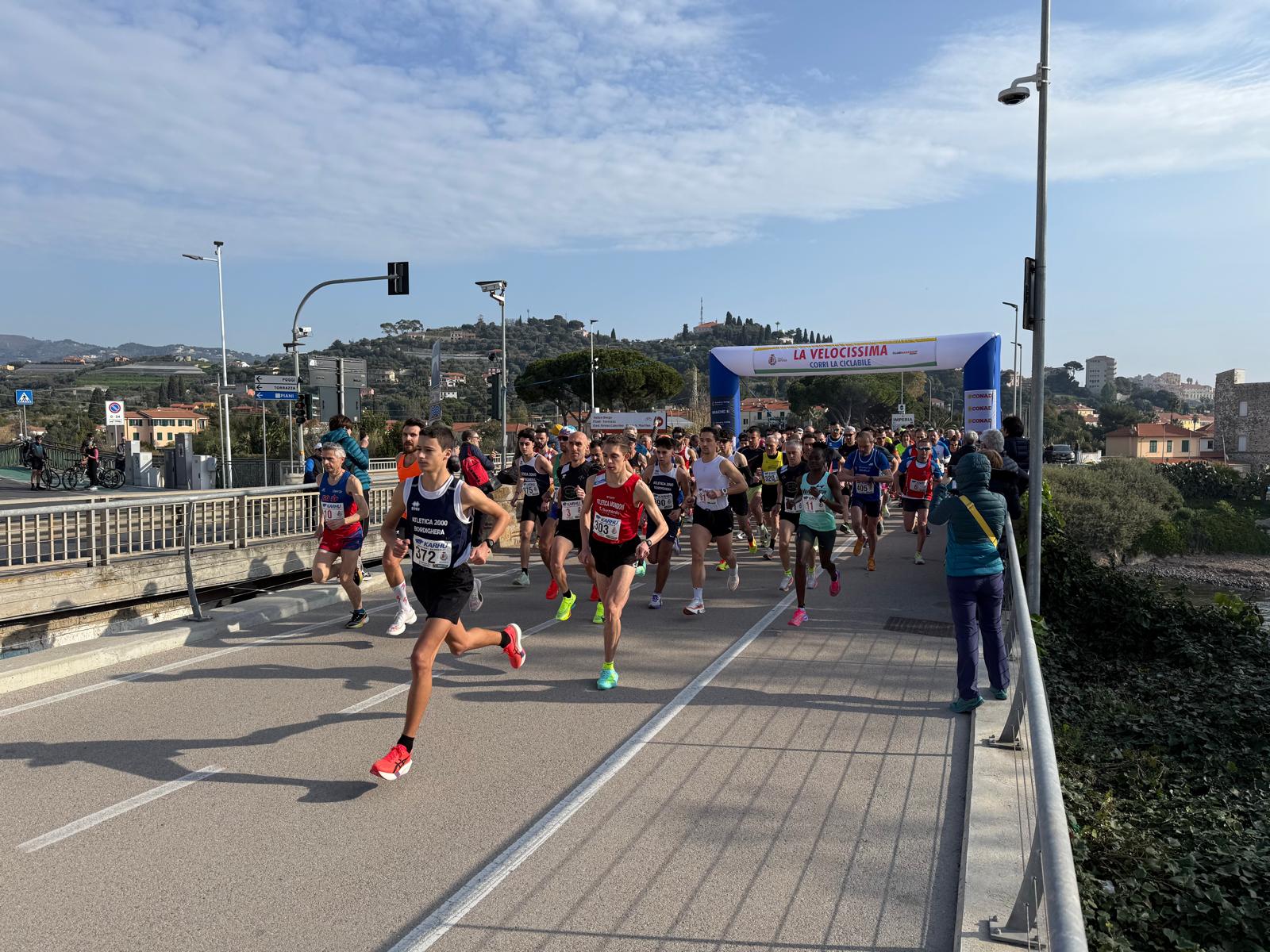 Gli atleti in testa alla partenza di Imperia Corre 2026