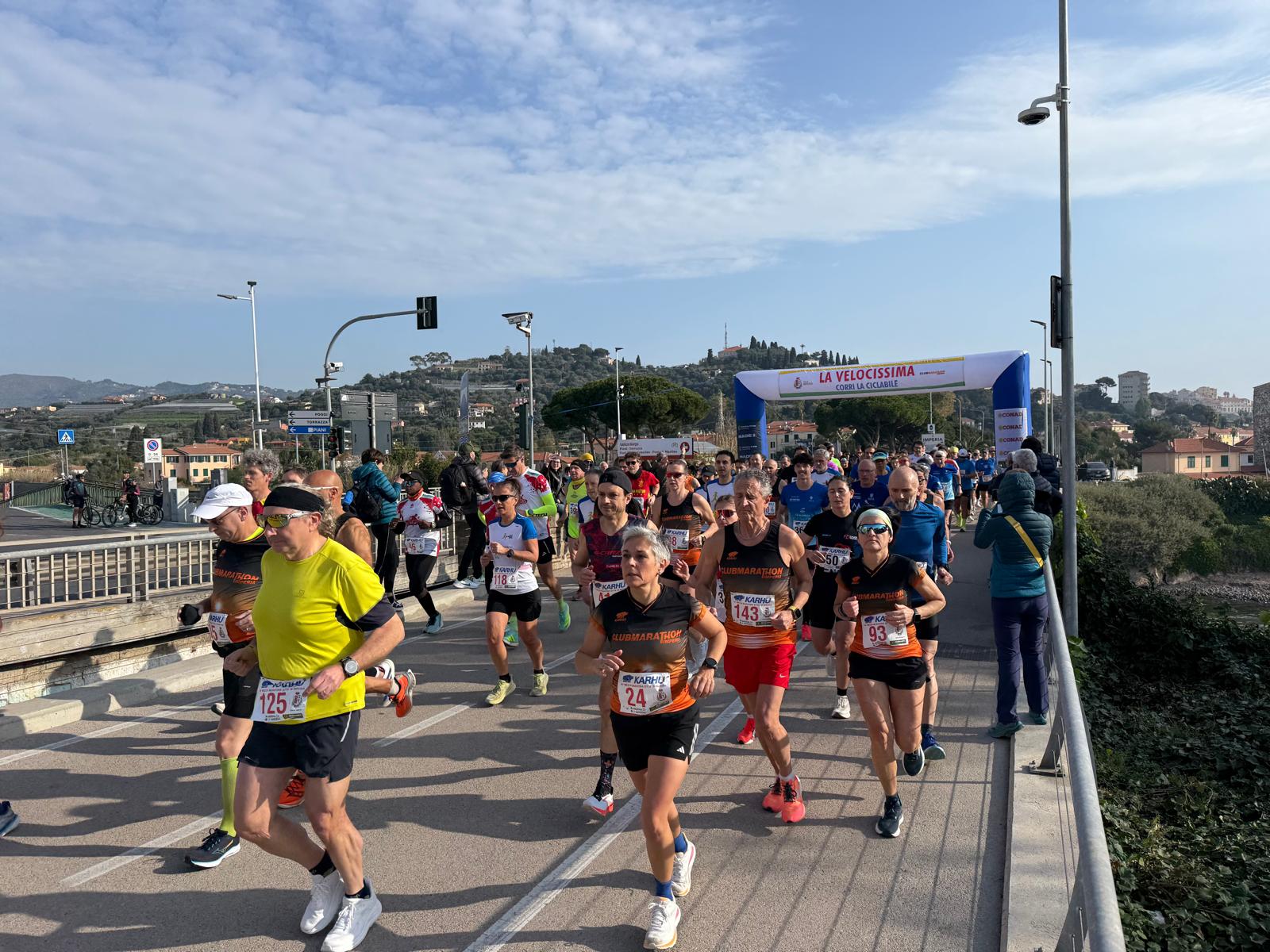 Il gruppo dei runner alla partenza di Imperia Corre 2026