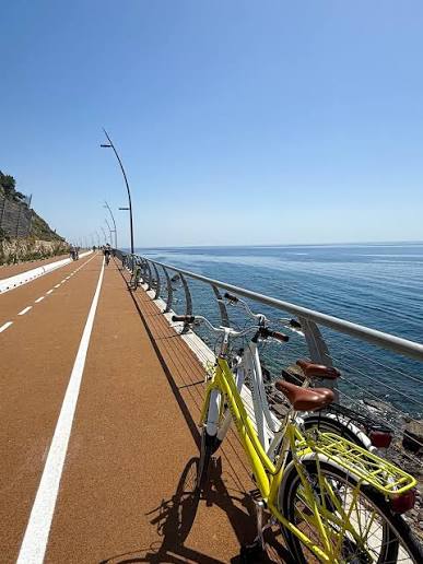 La pista ciclabile affacciata direttamente sul mare