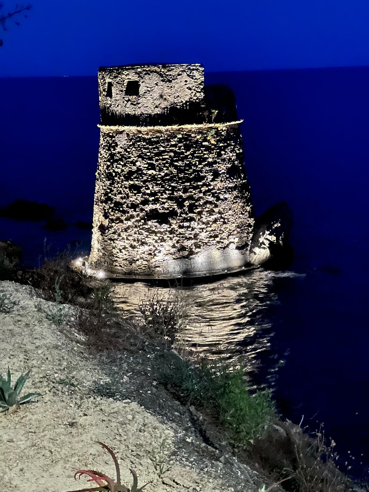 La Torre di Prarola illuminata sul mare di Imperia