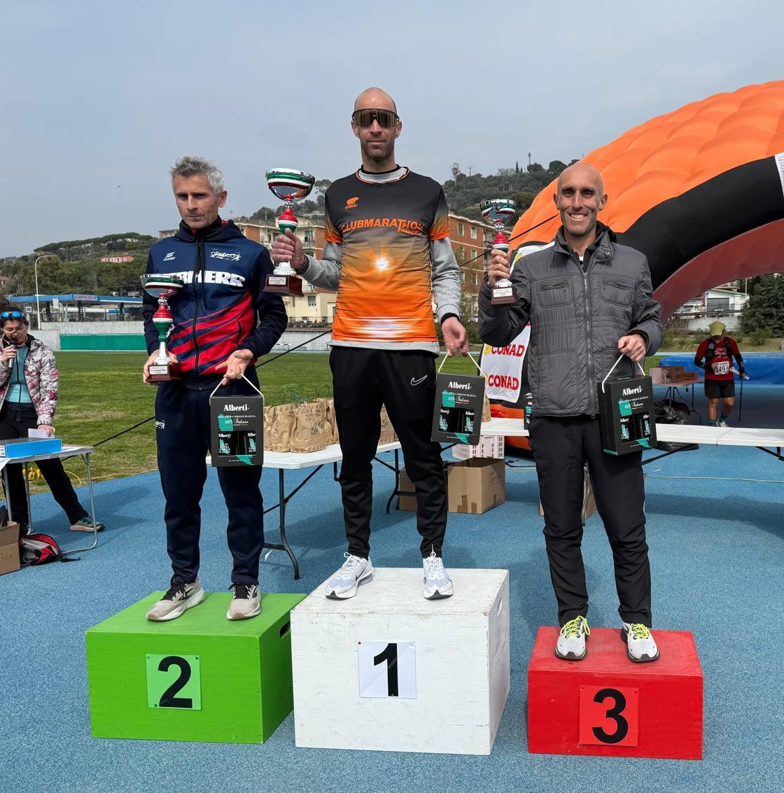 I vincitori di Imperia Corre 2026 sul podio con le coppe